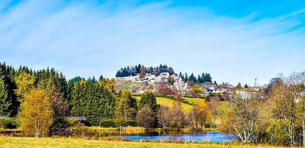 Où trouve-t-on toutes les informations utiles sur un site internet de camping d'Ardèche ?