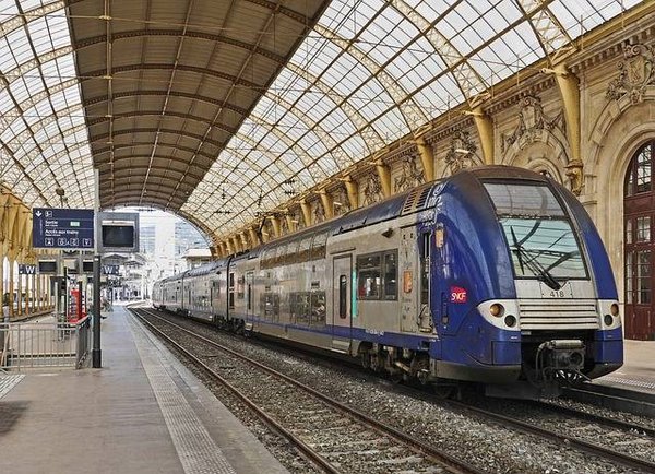 Quels sont les services de consigne bagage disponibles à la gare Saint Lazare ?