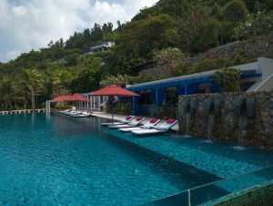 Une belle piscine entourée de chaises longues pour se détendre.
